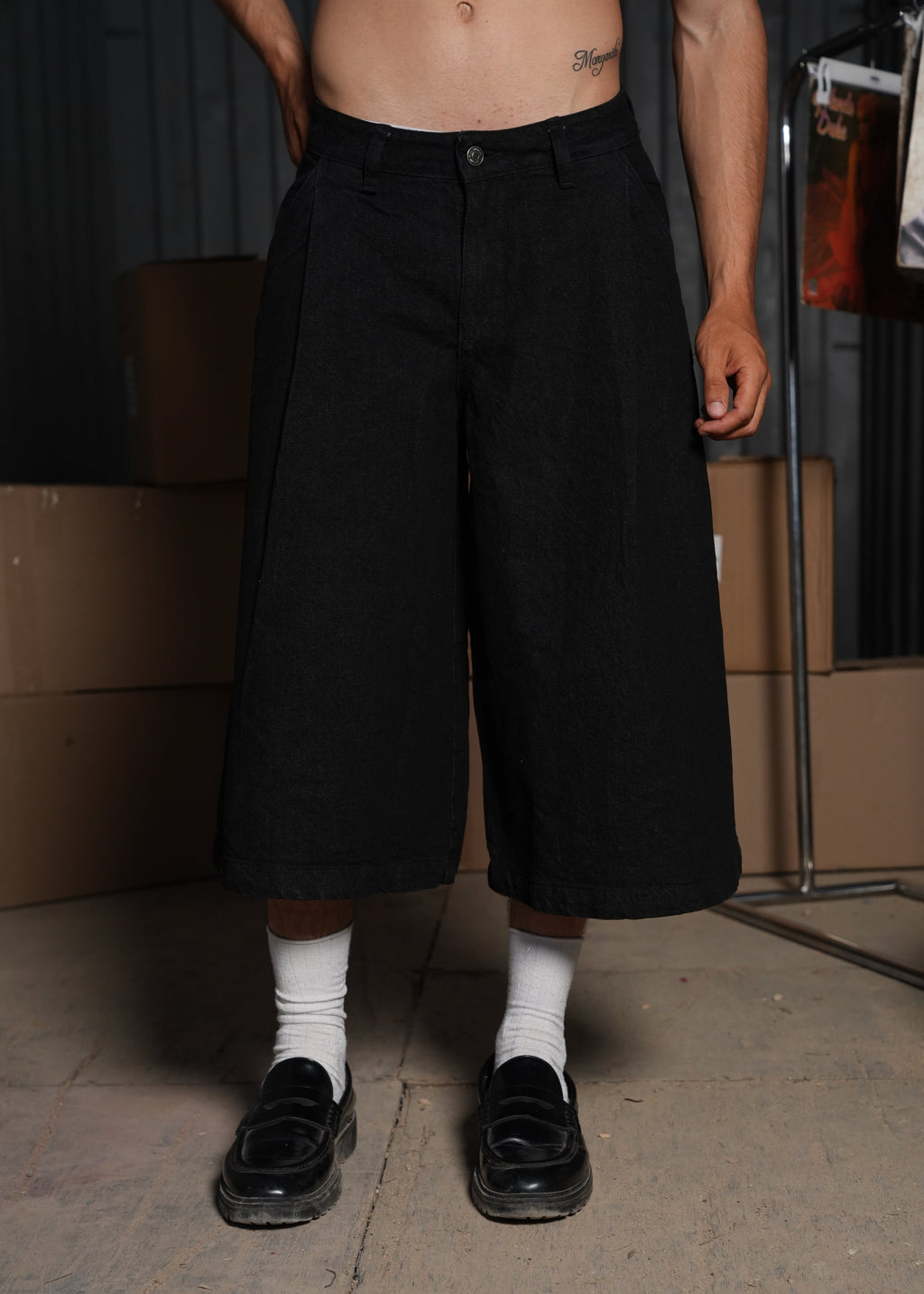 TAILORED JORTS NEGRO.