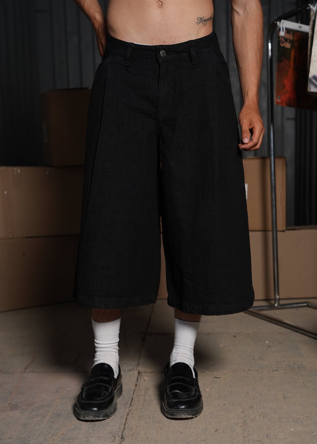TAILORED JORTS NEGRO.