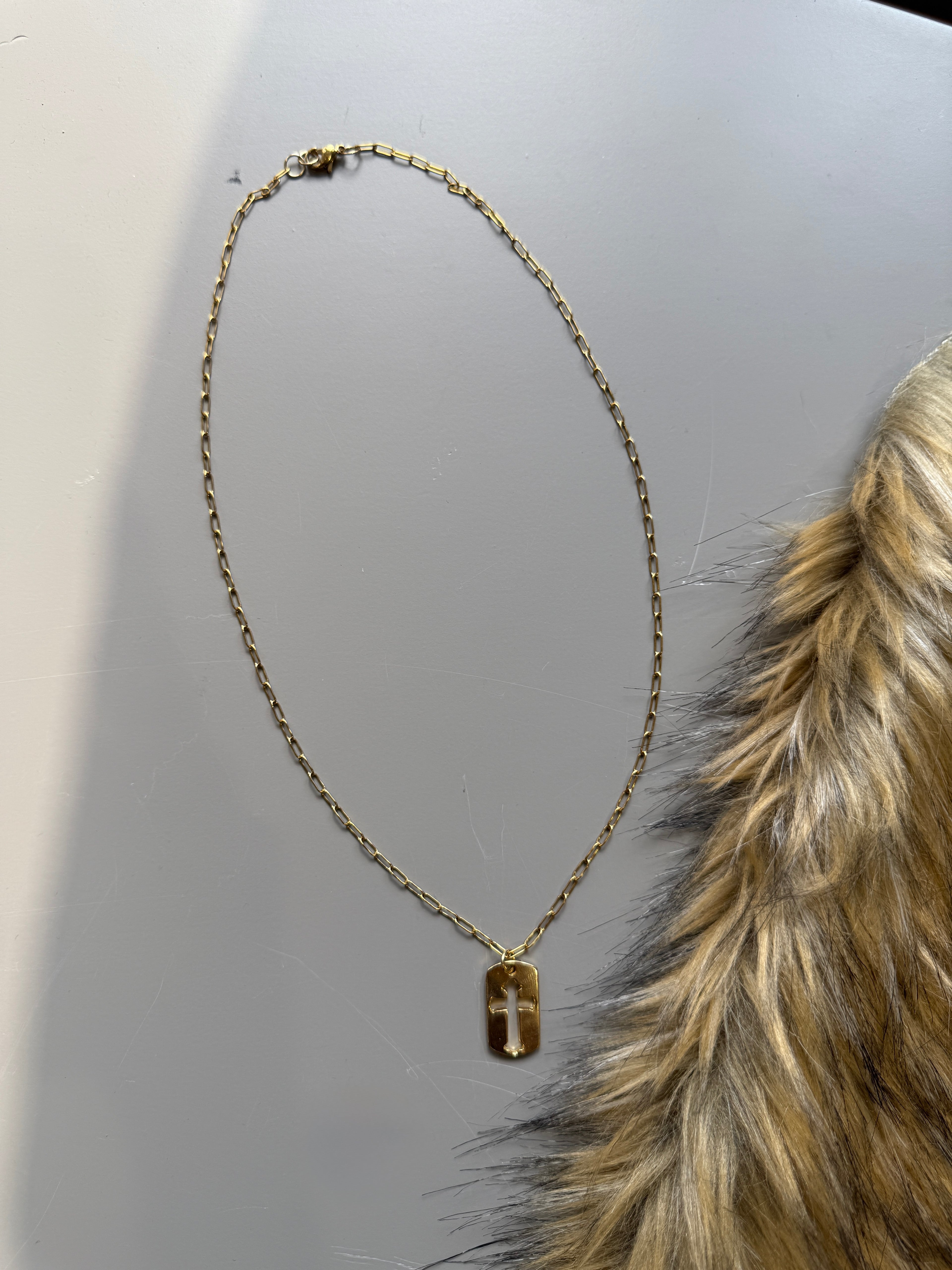 CADENA CRUZ DORADA TROQUELADA