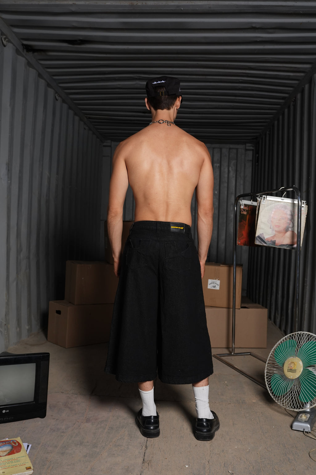 TAILORED JORTS NEGRO.