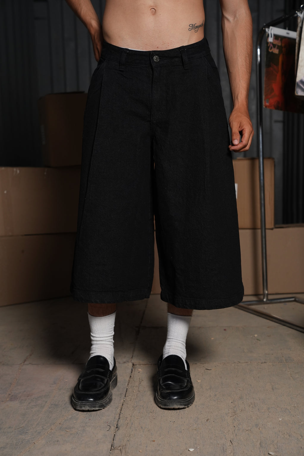 TAILORED JORTS NEGRO.