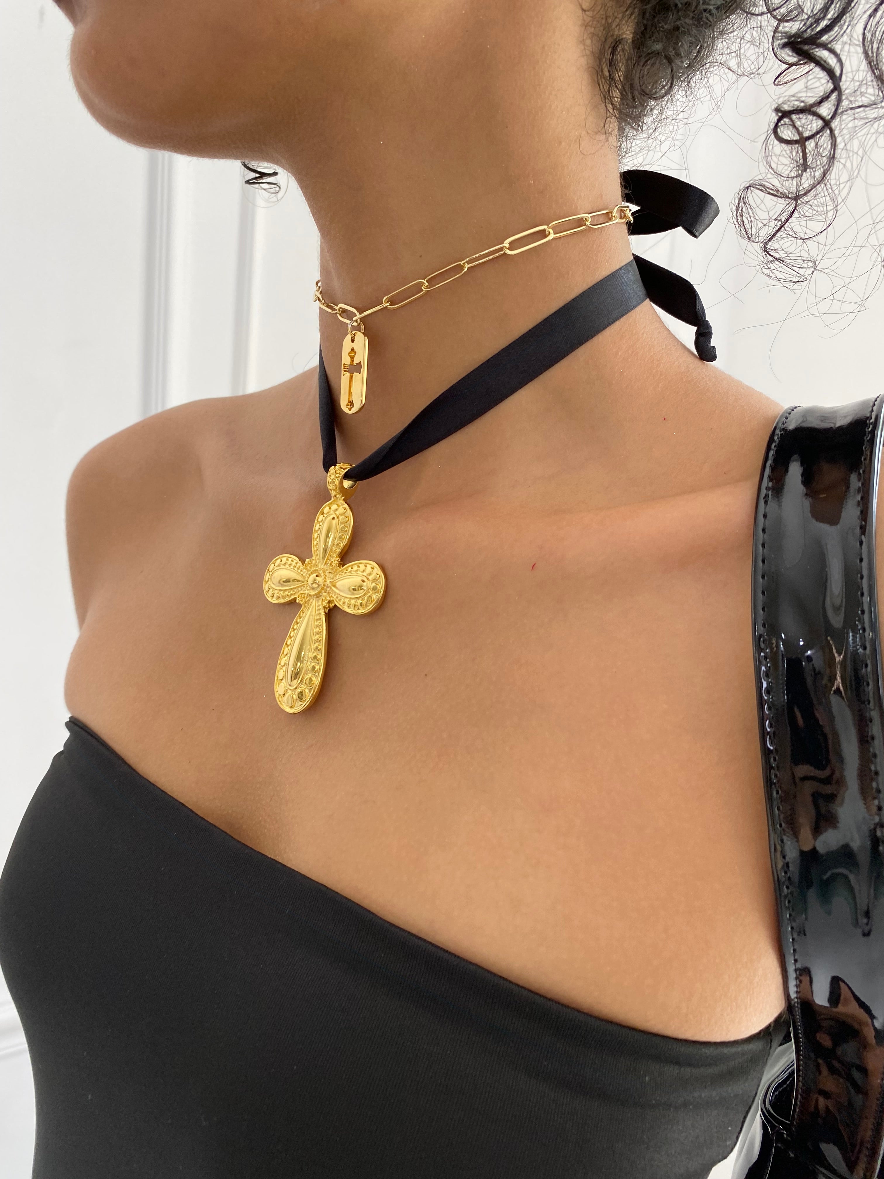 CHOKER MAXIMALISTA CRUZ DORADO