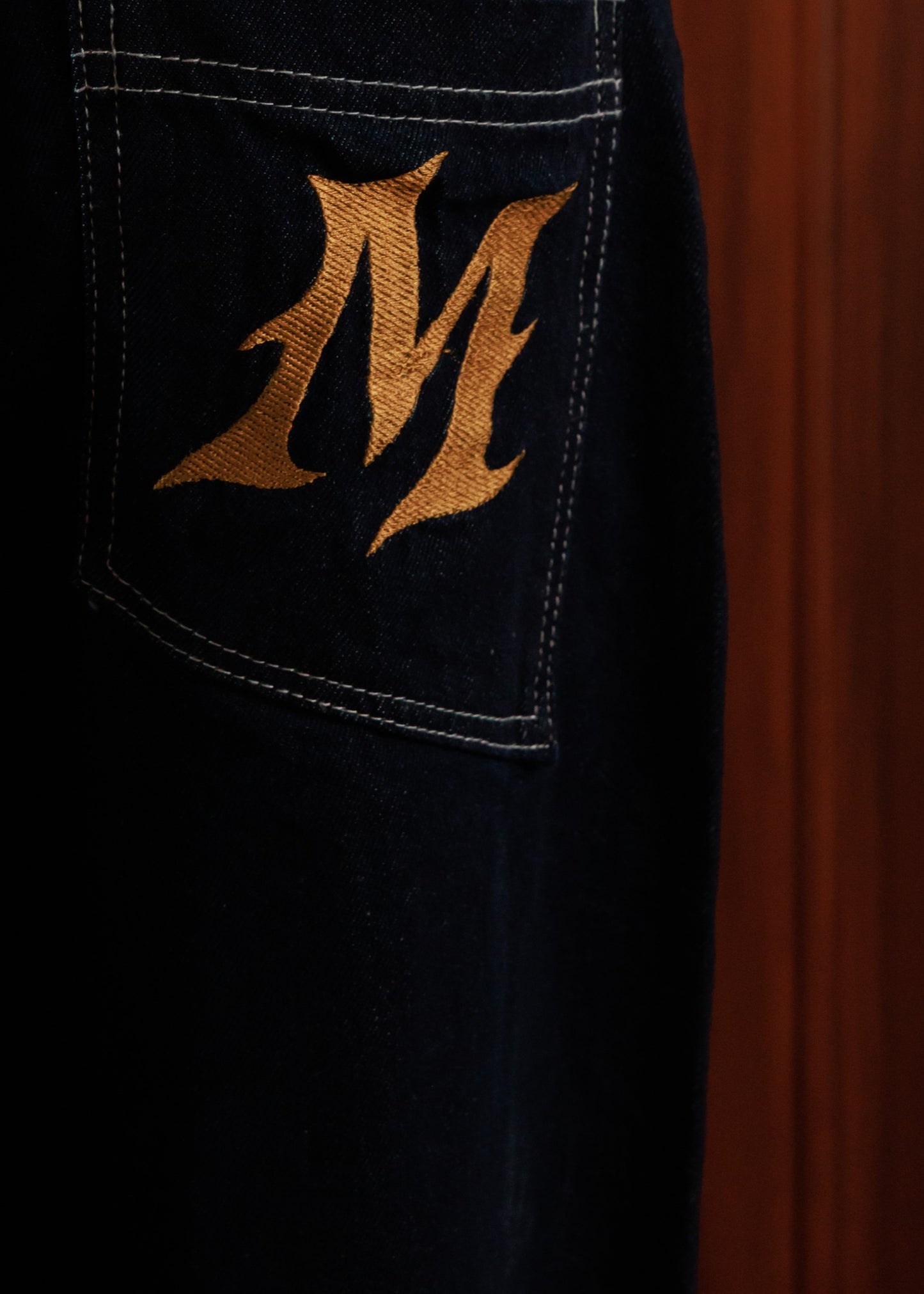 RAVEN BARREL DENIM.